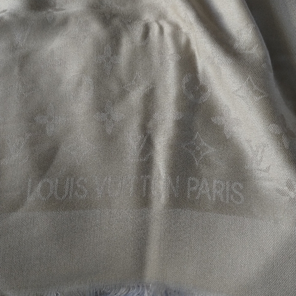 Louis Vuitton Shine Monogram Shall - Picture 4 of 12